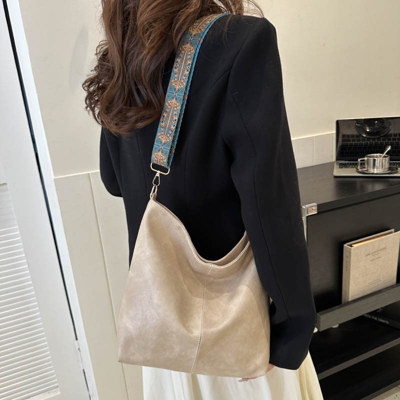 Women's Shoulder Bag With Ethnic Style Wide Shoulder Strap Ins Large Capacity Bucket Crossbody Bags Fashion Handbag - Image 3